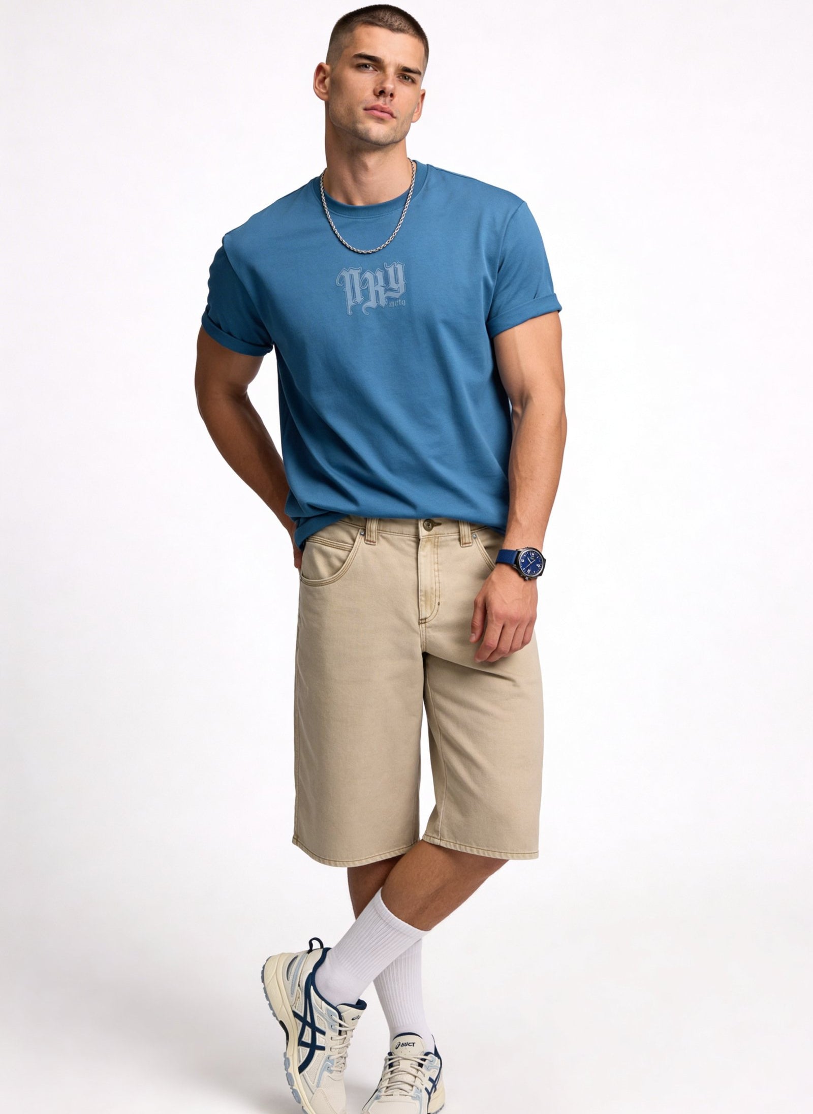 Camiseta de hombre sublimada en color azul, combinada con pantalones cortos y zapatillas deportivas.