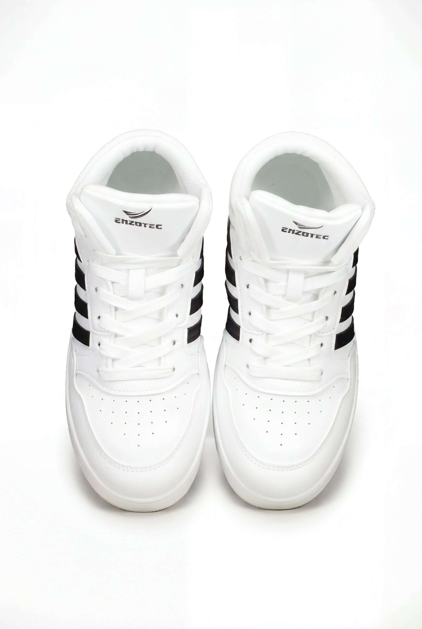 Tenis de dama casual en color blanco con detalles en negro y diseño moderno.