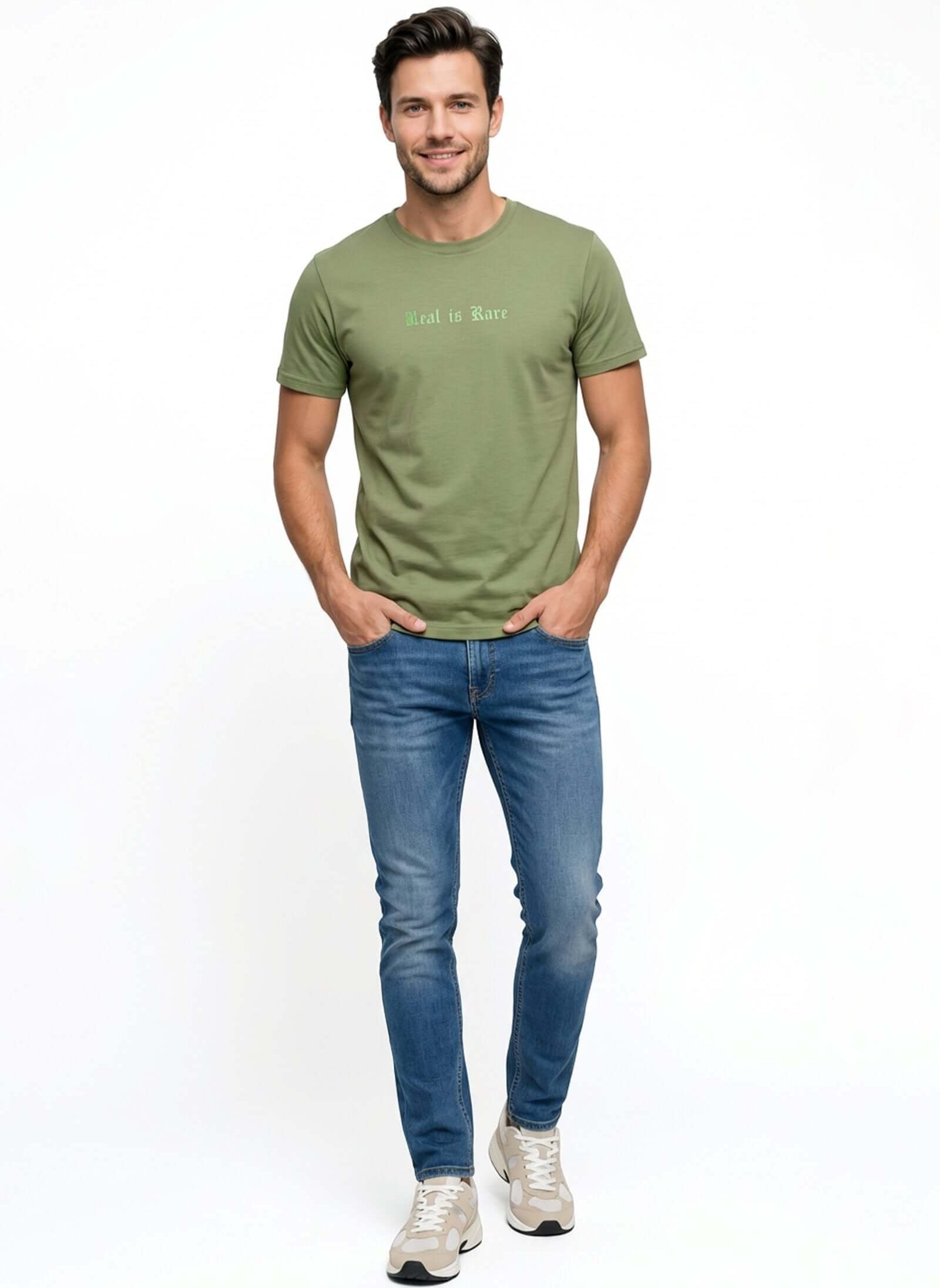 Jean de hombre básico modelo masculino con camiseta verde y pantalones azules