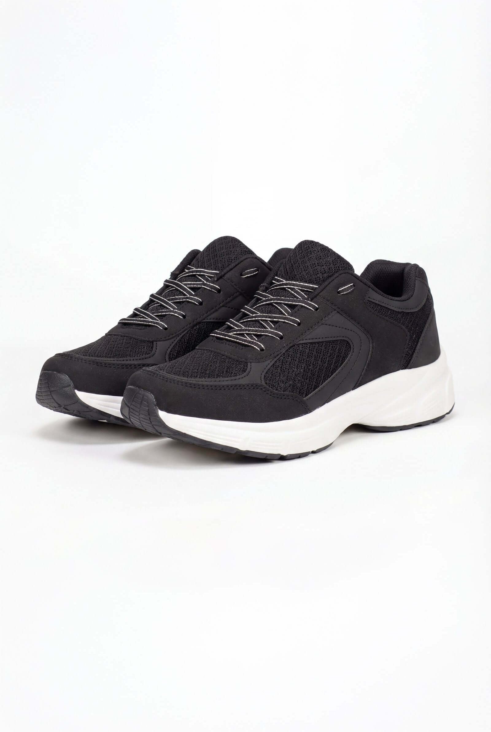 Tenis de dama deportivo en color negro con detalles en blanco, ideales para actividades deportivas.