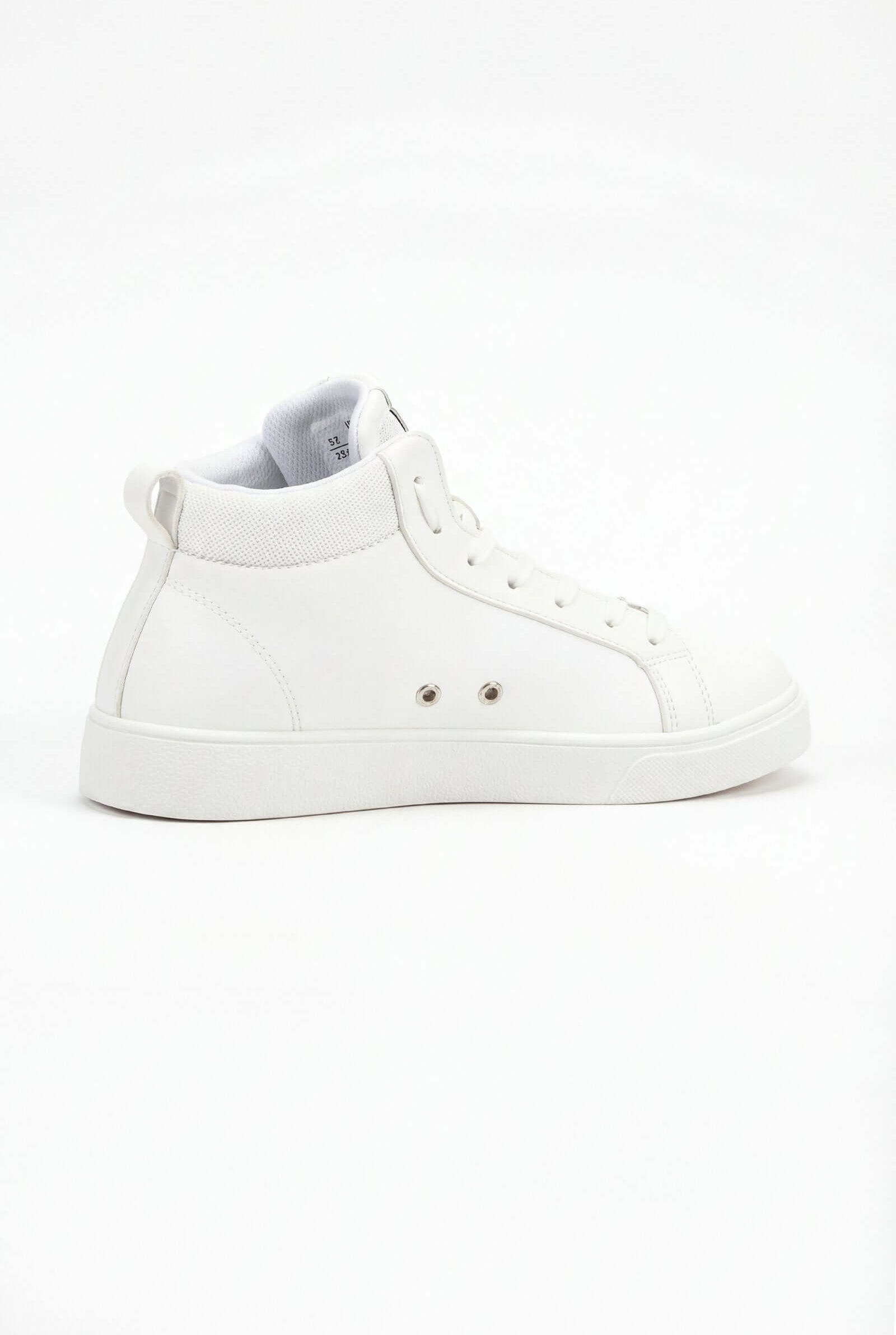 Tenis de dama casual en color blanco, con diseño moderno y cómodo para uso diario.