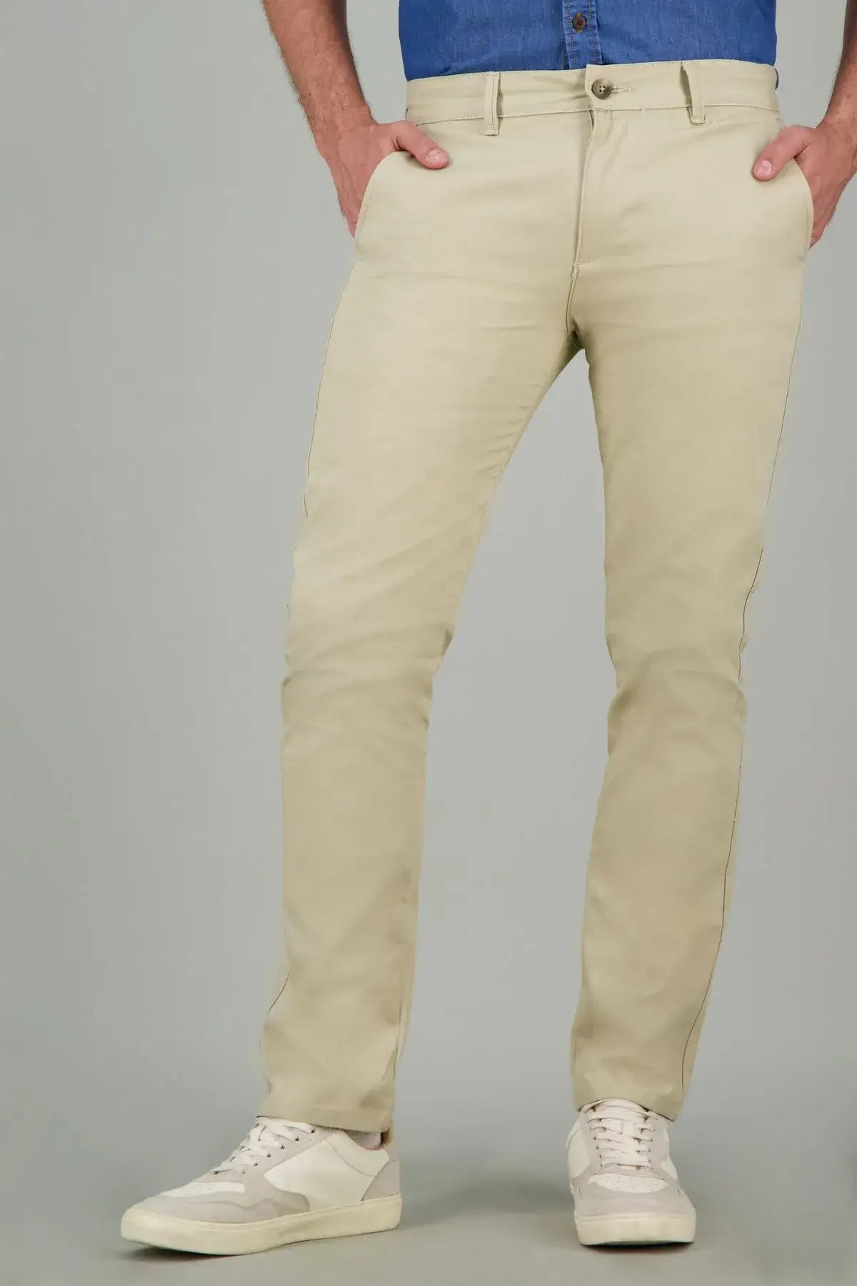 Básicos inferiores de hombre en color arena, cómodos y resistentes, ideales para el uso diario.