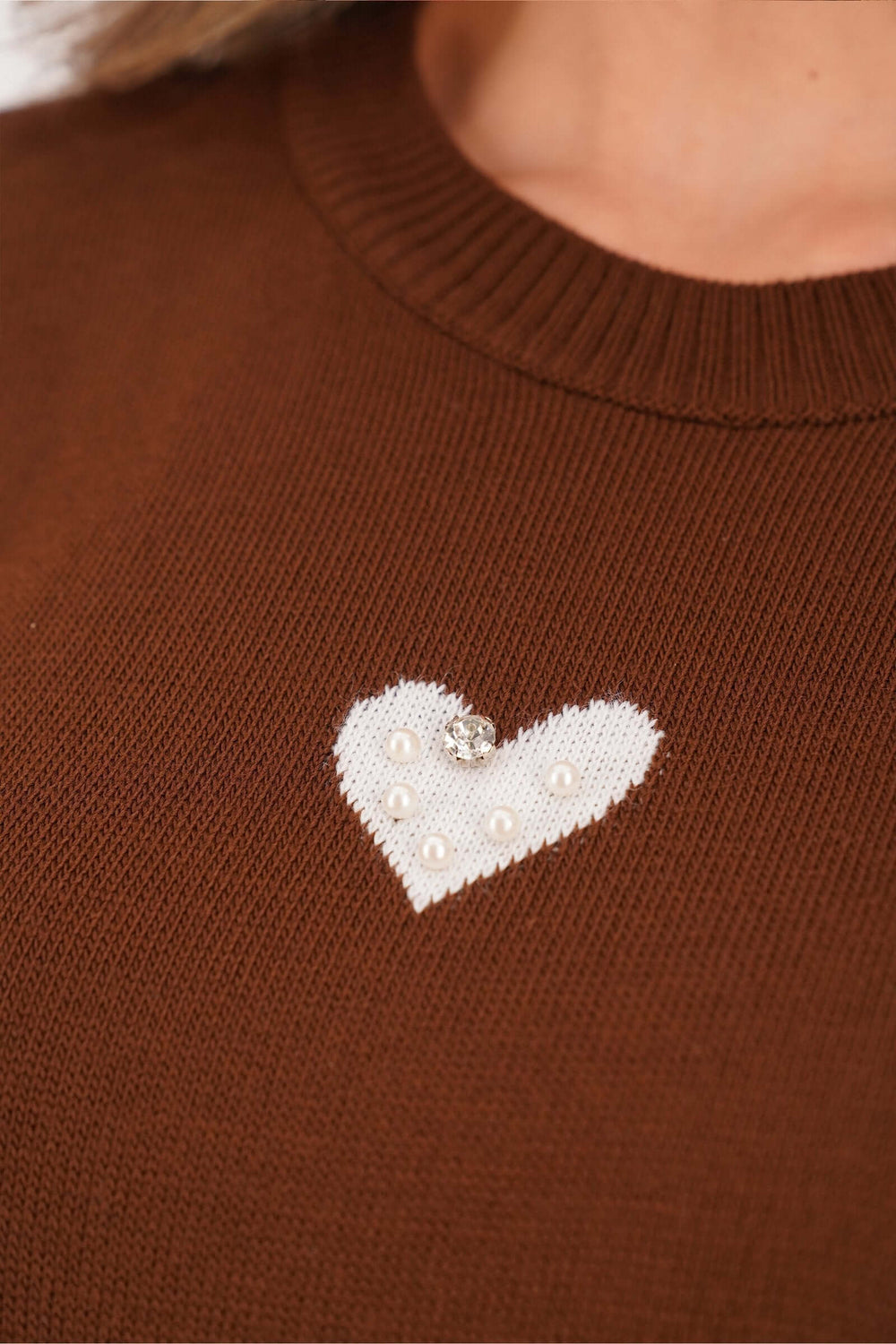 Prendas de tejidos de amor con diseño artesanal y estilo cálido