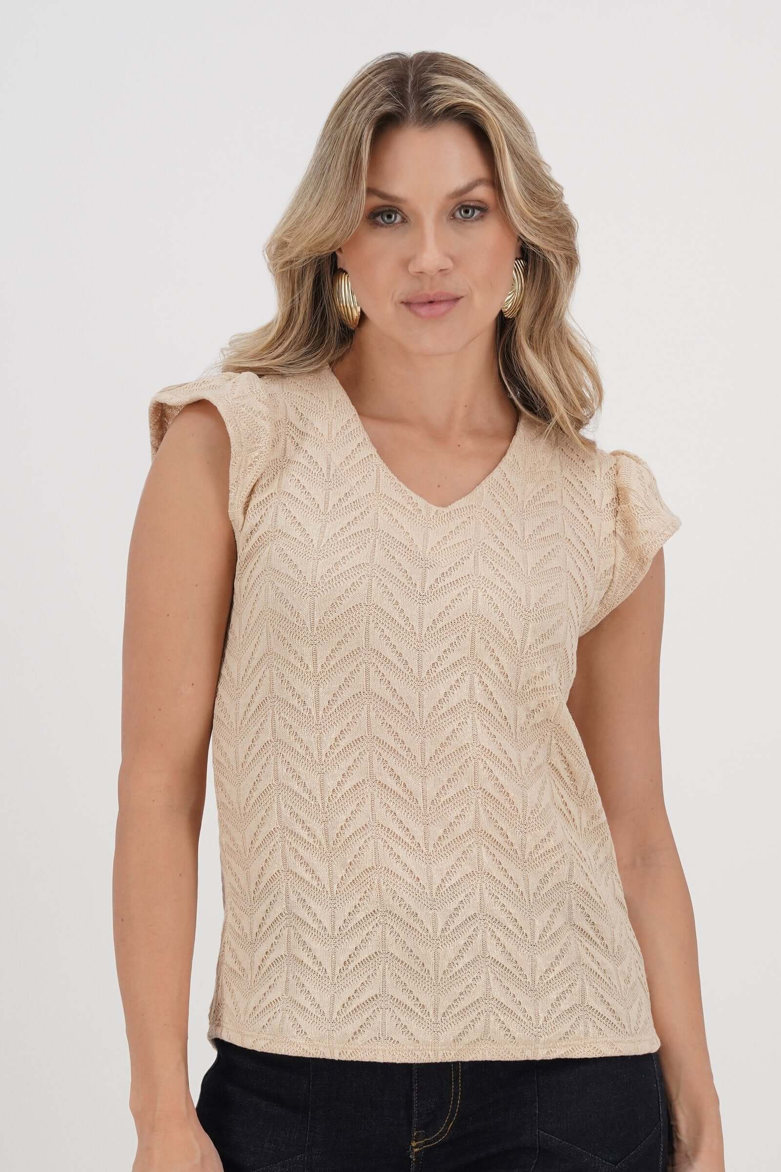 Mujer luciendo blusa de la colección Eva Castillo-LAXO Moda Premium para mujeres, con diseño moderno y elegante.