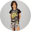 Niño sonriente usando pijamas cómodos para niño con estampado divertido de Hulk y short gris de algodón.