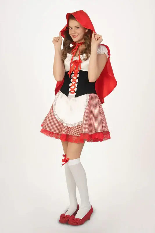 Niña sonriendo mientras luce uno de nuestros disfraces de niña coloridos con accesorios y detalles brillantes.