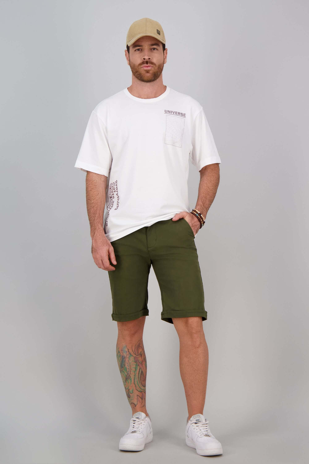 Bermudas de hombre cómodas y modernas, ideales para un look casual y fresco.