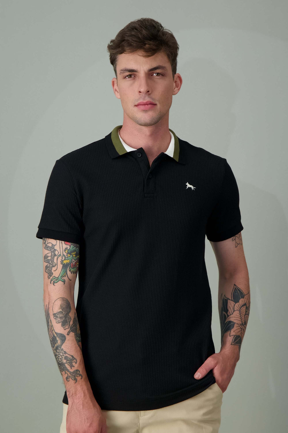 Polos de hombre elegantes y cómodos, ideales para un look casual o semiformal.