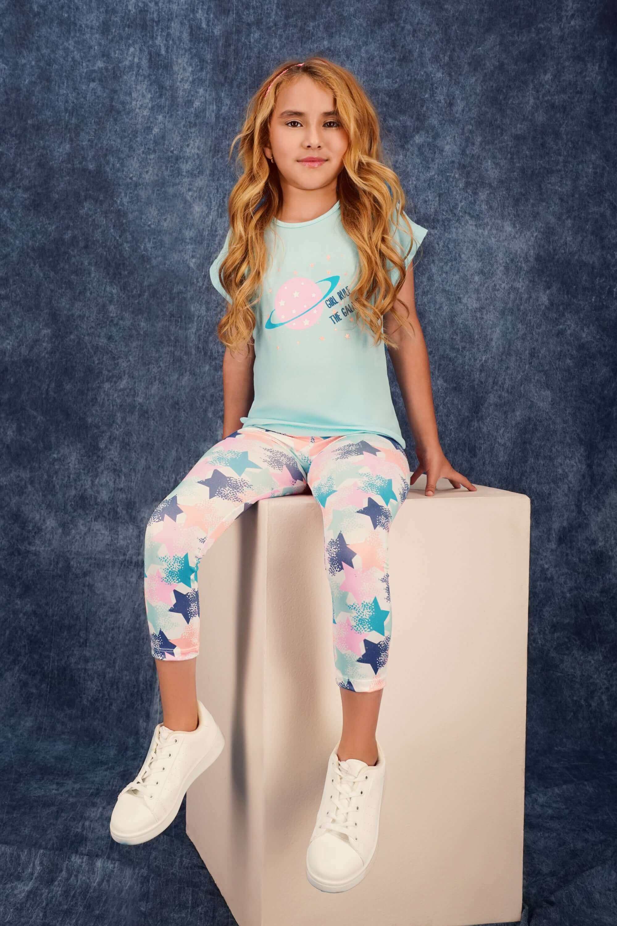 Ropa de niña: Conjunto de vestido colorido y leggins cómodos para el juego diario.