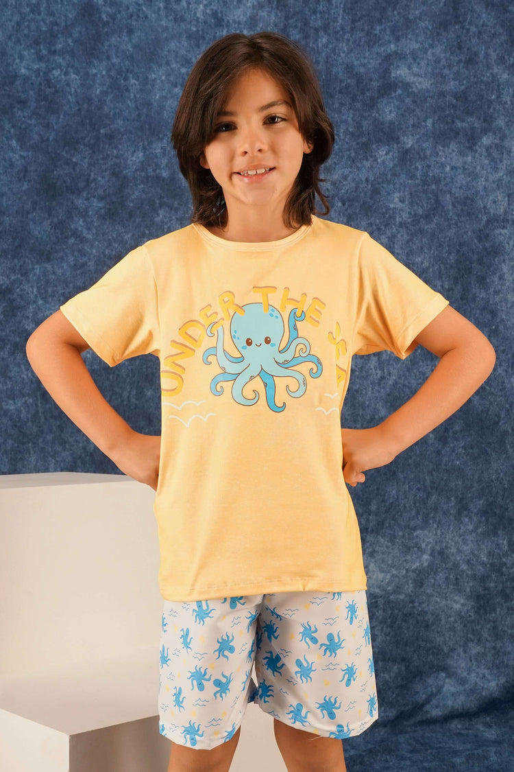 Ropa de niño: camiseta amarilla con diseño de pulpo y pantalones cortos con estampado de pulpos, ideal para juego.
