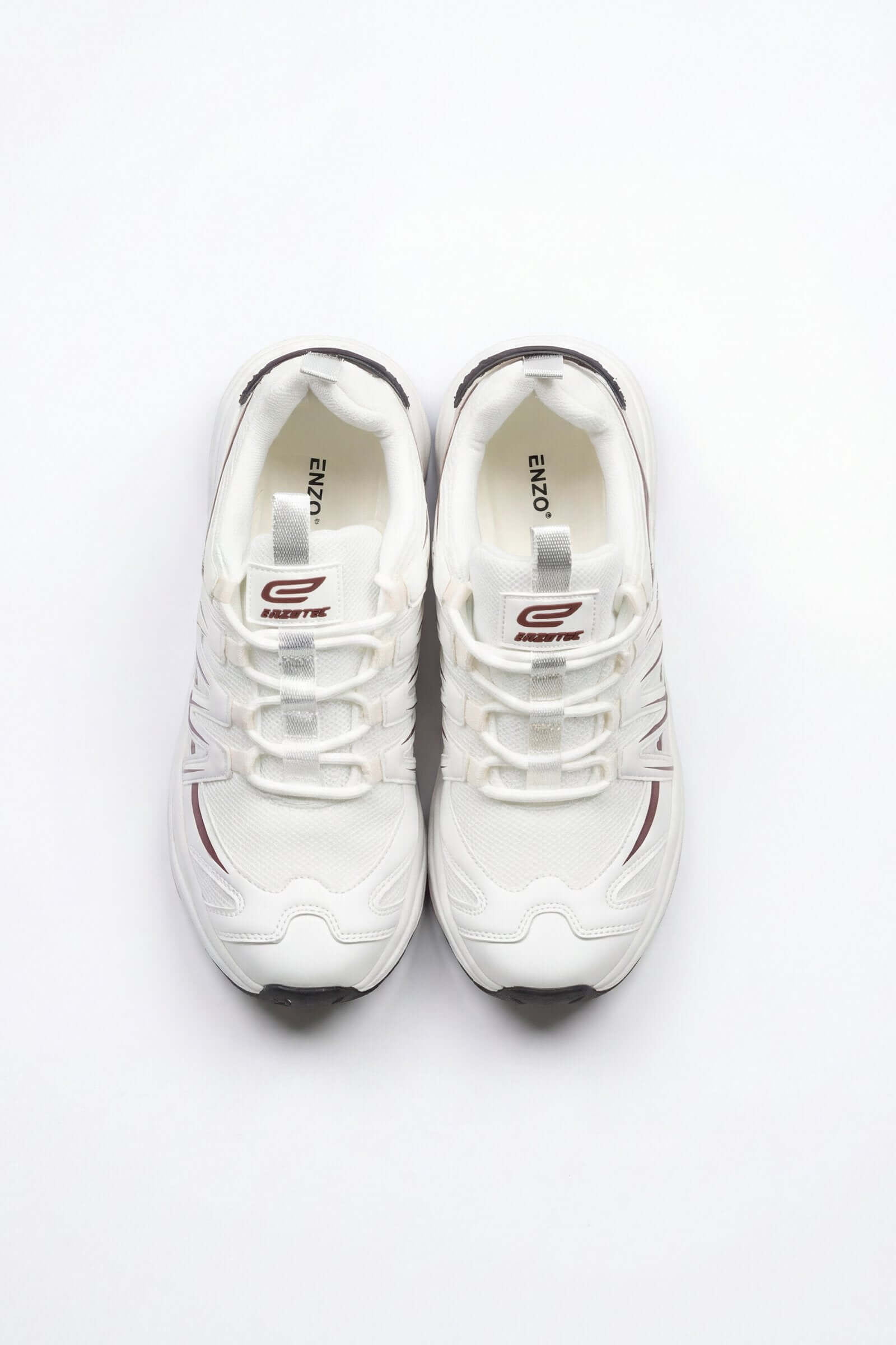 Tenis de hombre deportivo en color blanco con detalles oscuros, ideal para actividades deportivas.