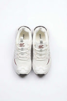 Tenis de hombre deportivo en color blanco con detalles oscuros, ideal para actividades deportivas.