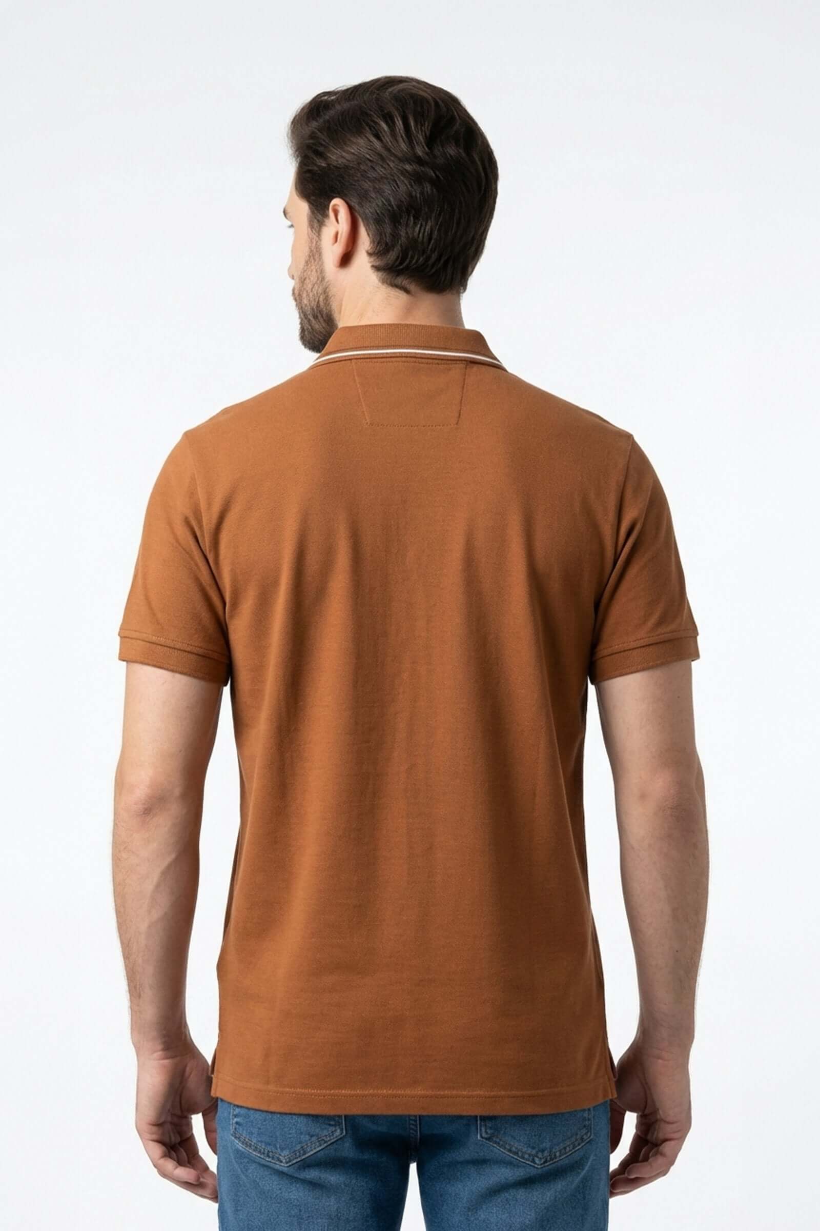 Polo de hombre de moda color marrón visto desde atrás, con cuello y mangas cortas.