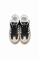 Tenis de hombre casual en color negro y blanco, con diseño deportivo y suela de goma.