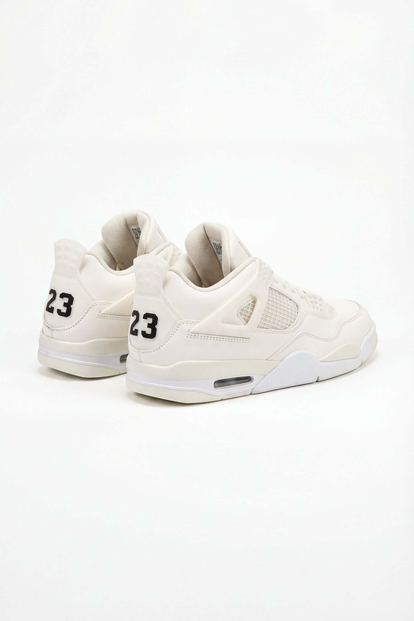 Tenis de hombre casual en color blanco con número 23 en la parte trasera, ideales para un look informal.