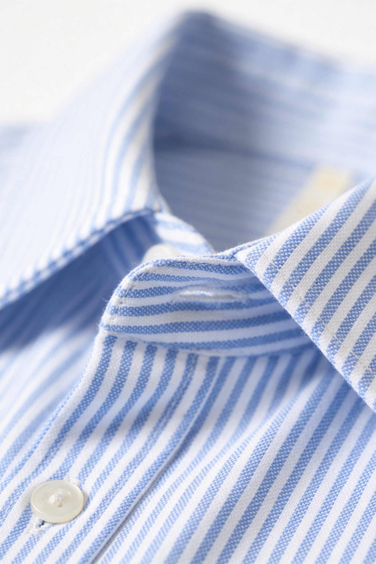 Blusa de dama moda manga corta con diseño de rayas en tonos azul y blanco, vista del cuello.