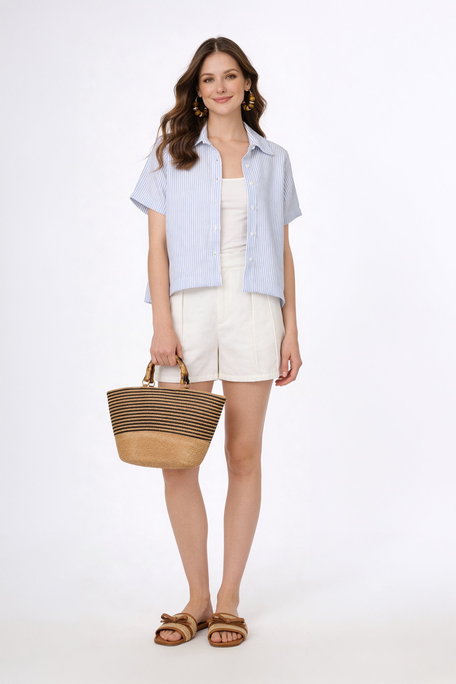 Modelo usando una blusa de dama moda manga corta con pantalones cortos y bolso de mano.