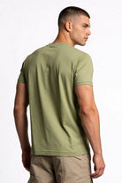 Hombre que lleva una camiseta de hombre sublimada de color verde desde atrás.