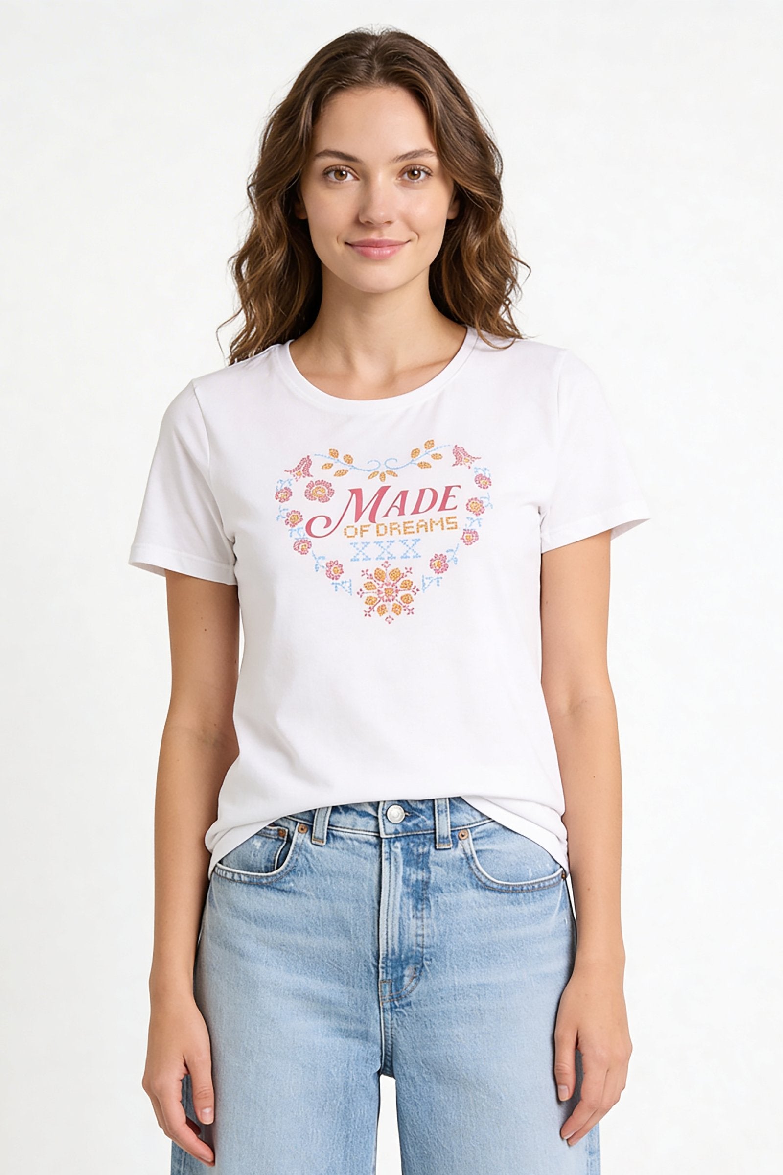 Camiseta de dama casual cuello redondo con diseño "Made of Dreams" y flores.