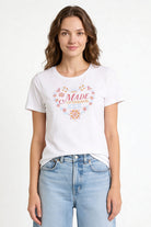Camiseta de dama casual cuello redondo con diseño "Made of Dreams" y flores.