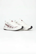 Tenis de hombre deportivo en color blanco y marrón, ideales para actividades deportivas y casuales.