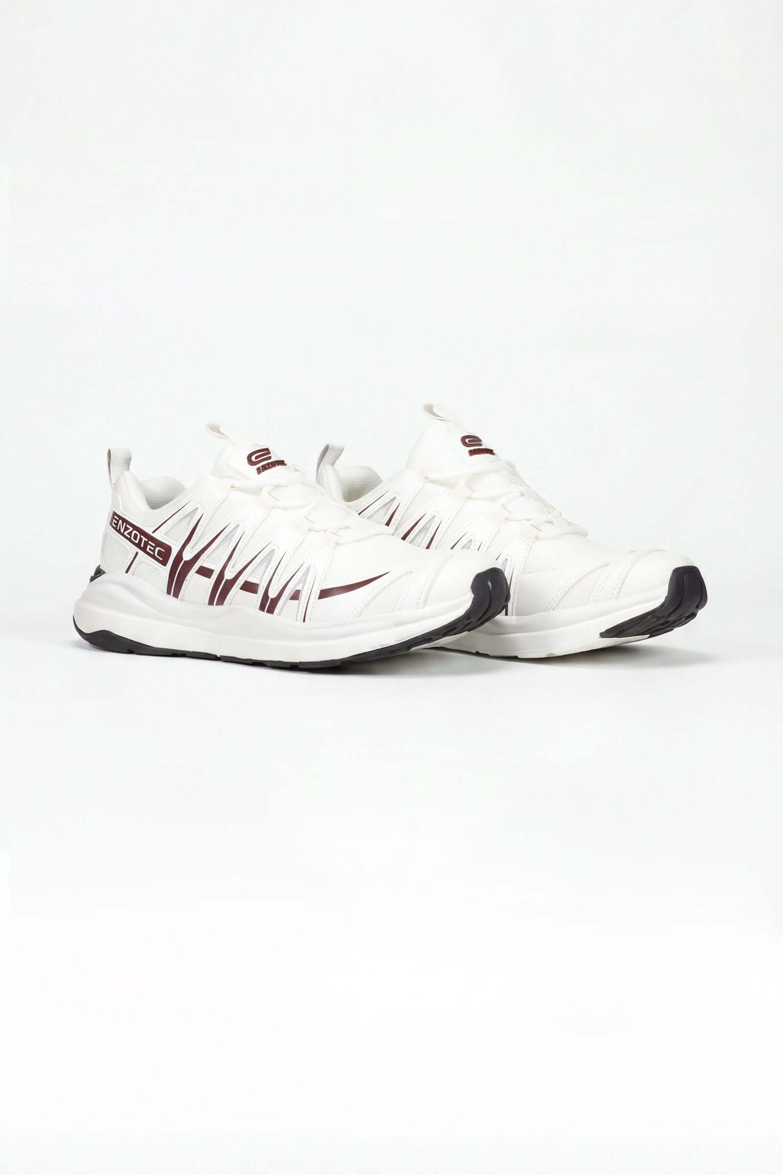 Tenis de hombre deportivo en color blanco y marrón, ideales para actividades deportivas y casuales.