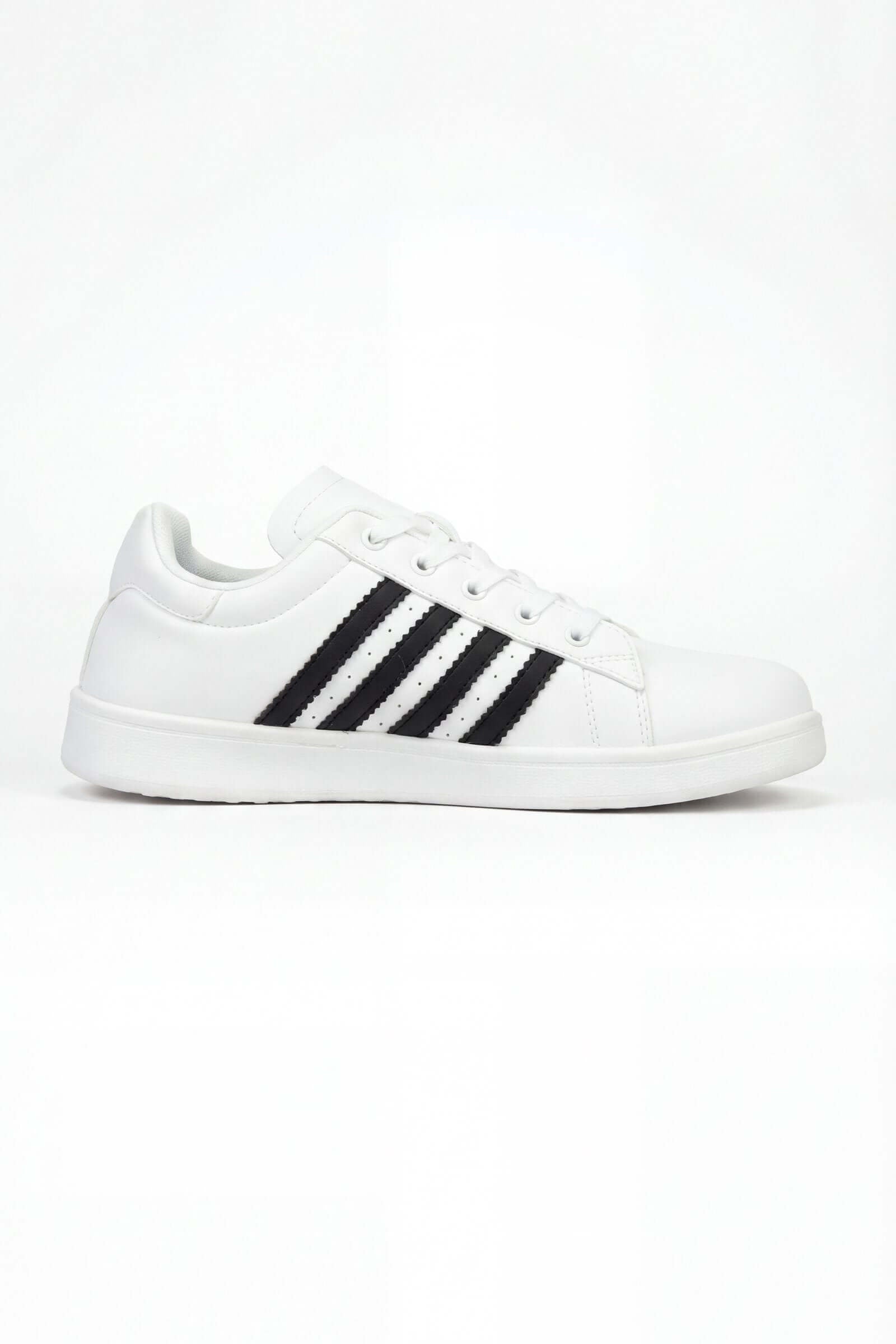 Tenis de hombre casual con diseño blanco y negro, ideales para uso diario y estilo relajado.