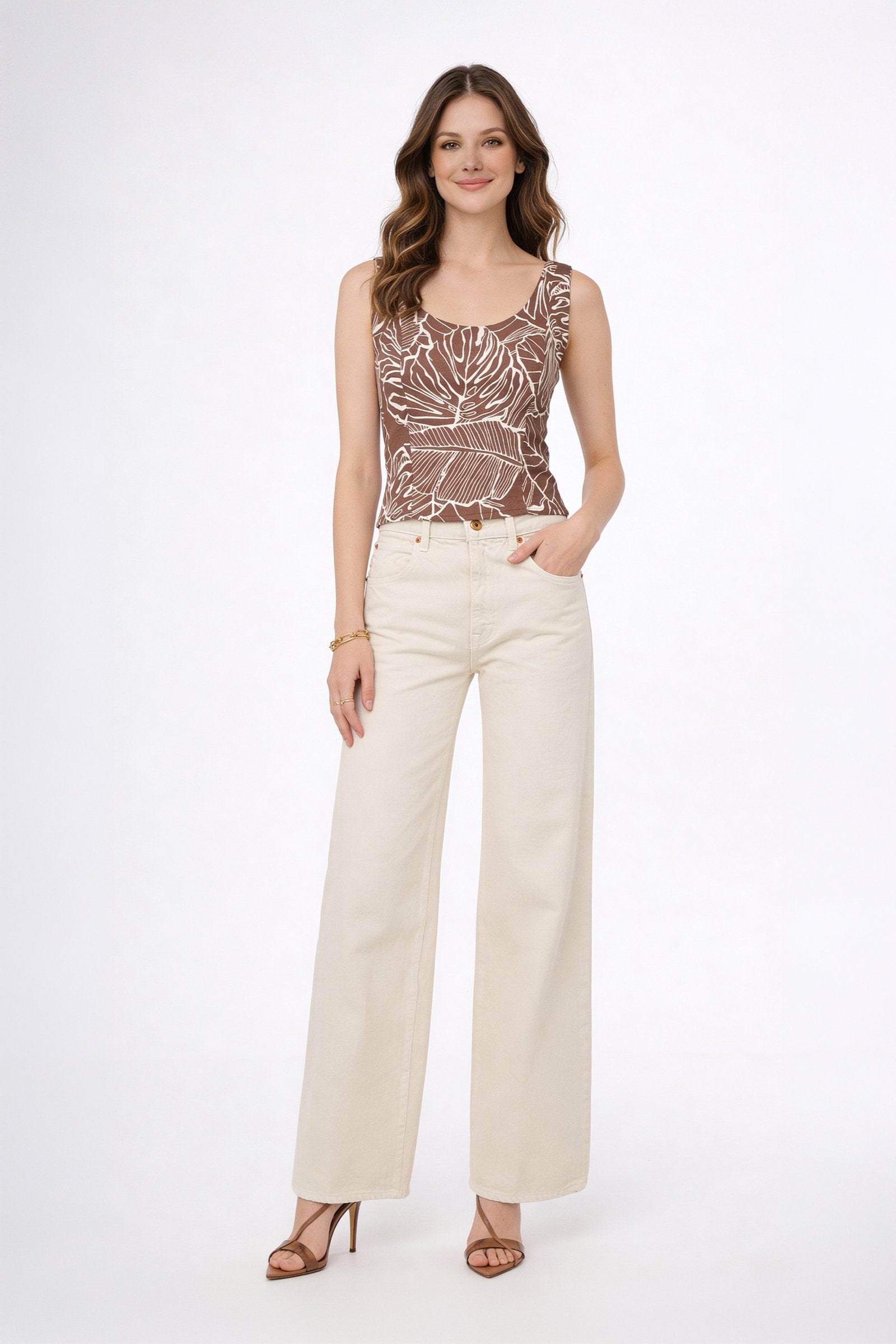 Blusa de dama moda manga sisa con diseño floral, modelo femenino en pantalones anchos y tacones.