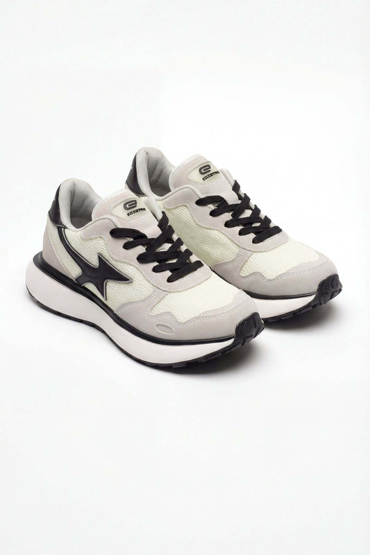 Tenis de dama deportivo en color blanco y negro, perfectos para actividades deportivas y comodidad diaria.