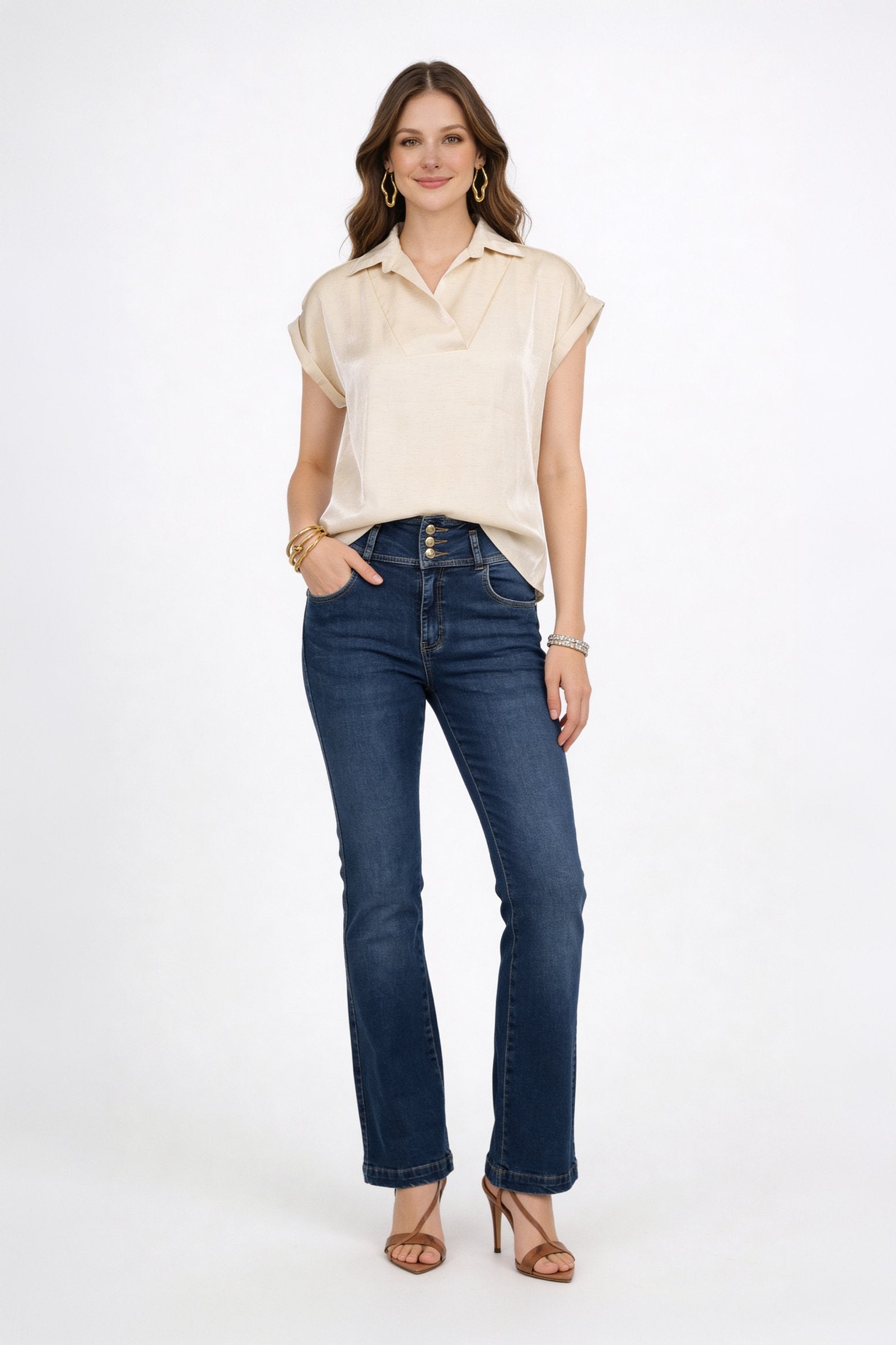 Mujer luciendo una blusa de dama moda con jeans, mostrando estilo y elegancia.