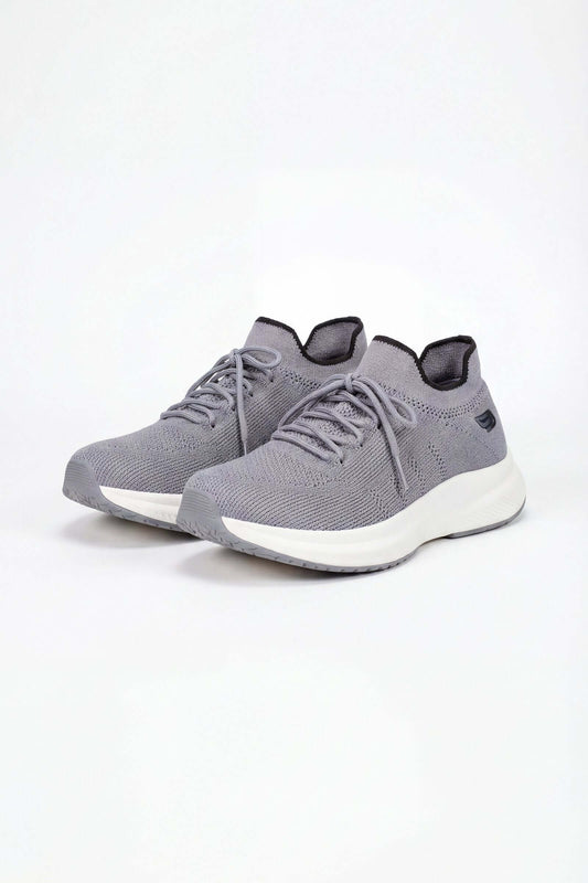 Tenis de dama deportivo en color gris, diseño moderno y cómodo para actividades deportivas.