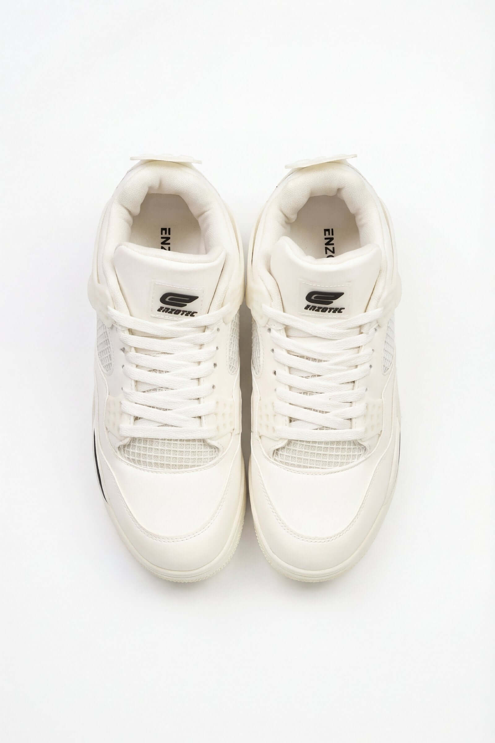 Tenis de hombre casual en color blanco con detalles modernos y estilo cómodo.