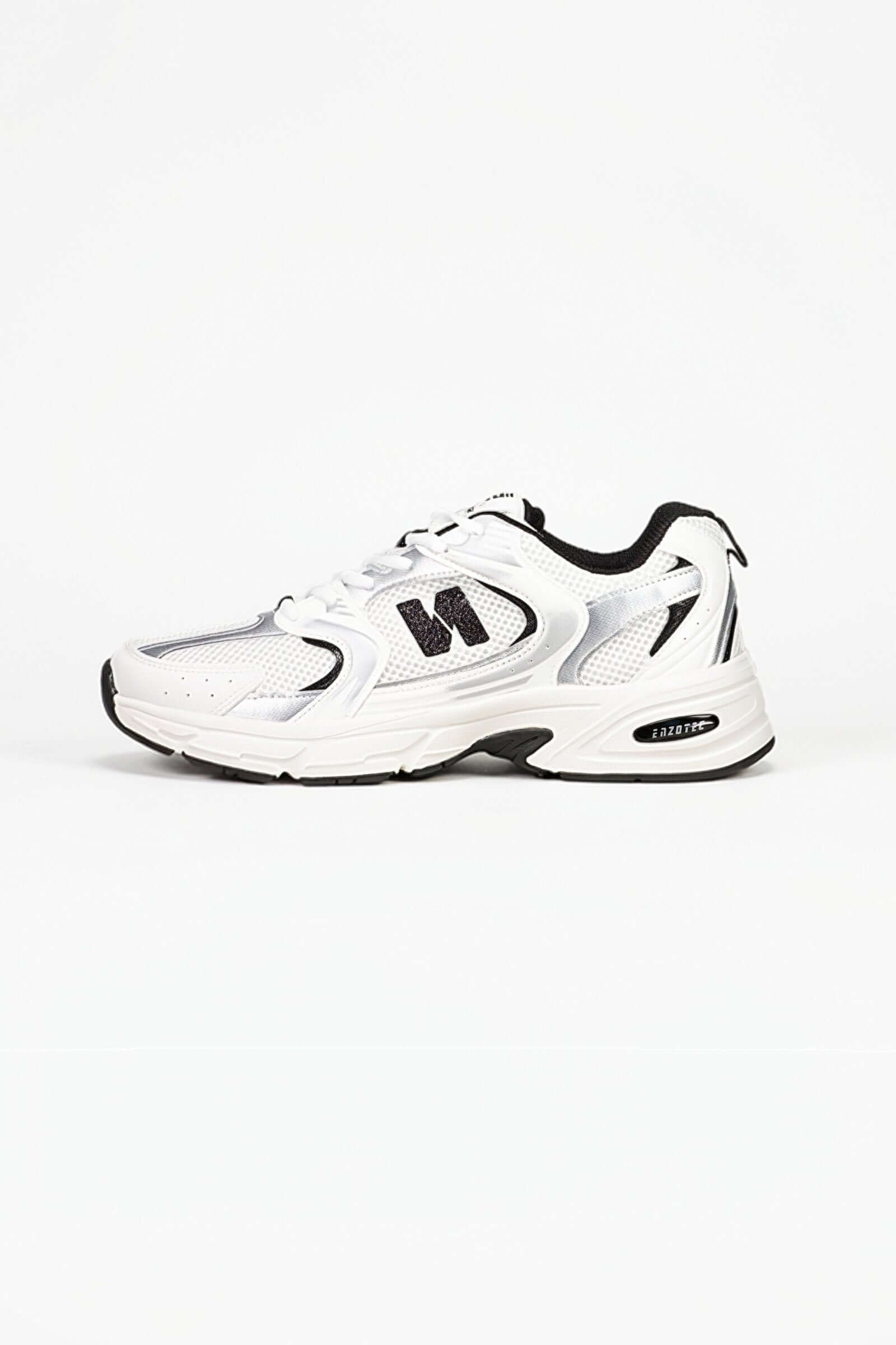 Tenis de hombre deportivo en color blanco y negro, ideales para actividades deportivas y casuales.