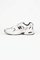 Tenis de hombre deportivo en color blanco y negro, ideales para actividades deportivas y casuales.