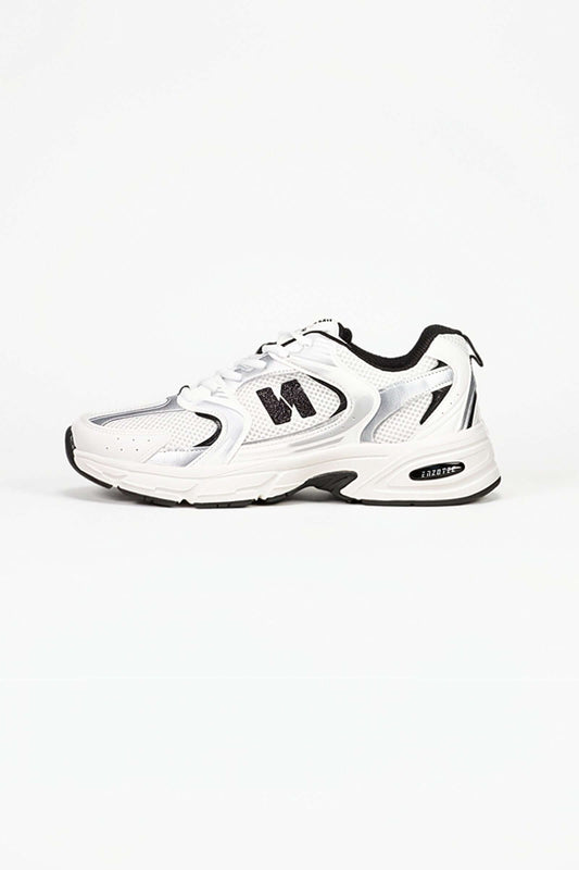 Tenis de hombre deportivo en color blanco y negro, ideales para actividades deportivas y casuales.