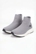 Tenis de dama deportivo en color gris, perfectos para actividades deportivas y confort diario.