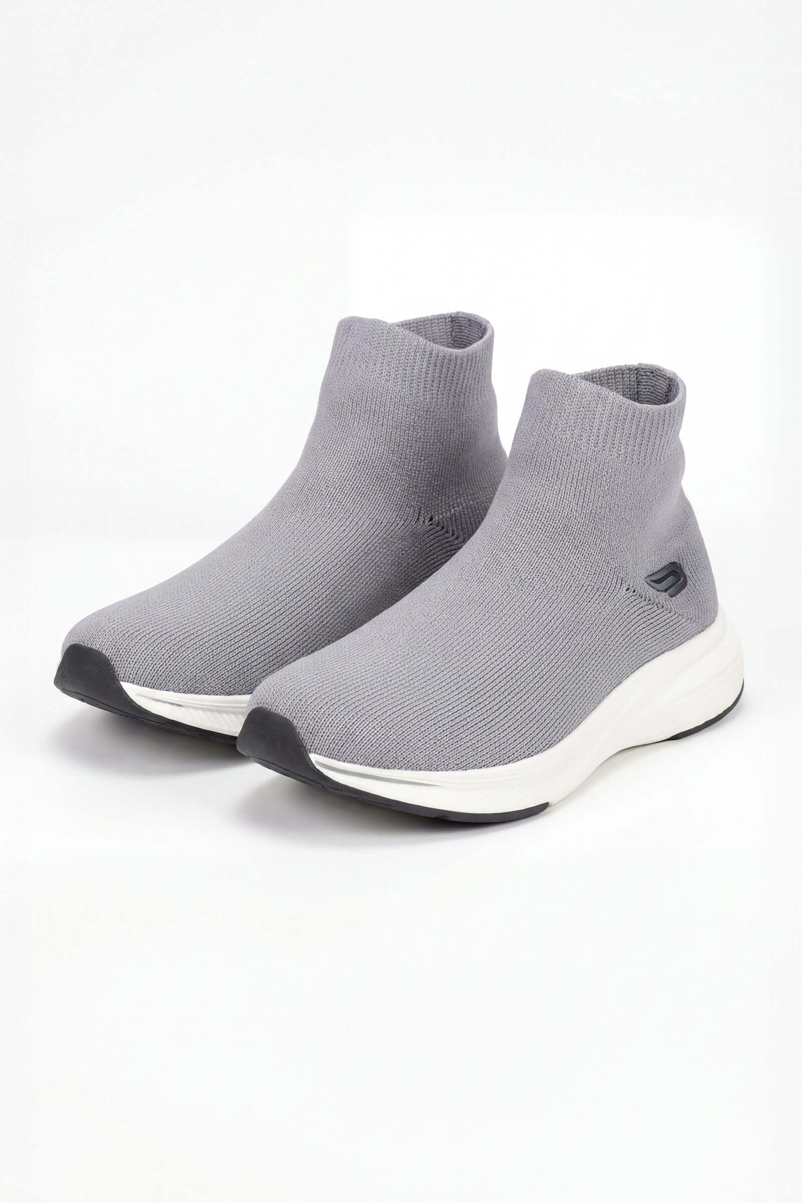 Tenis de dama deportivo en color gris, perfectos para actividades deportivas y confort diario.