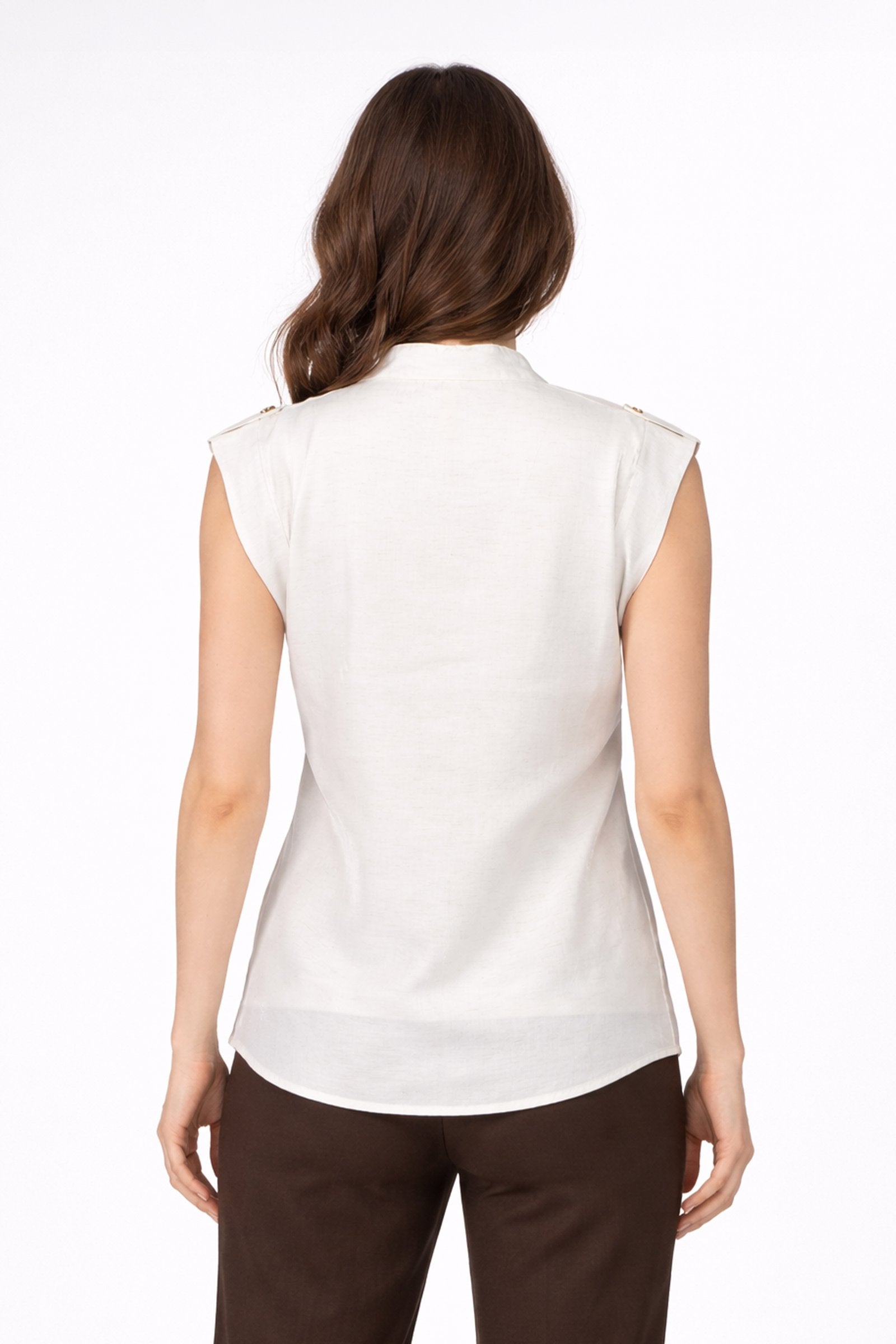 Blusa de dama moda vista trasera con detalles en los hombros, elegante y cómoda.