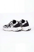 Tenis de hombre deportivo en color negro y plata, diseño moderno y deportivo para un rendimiento óptimo.
