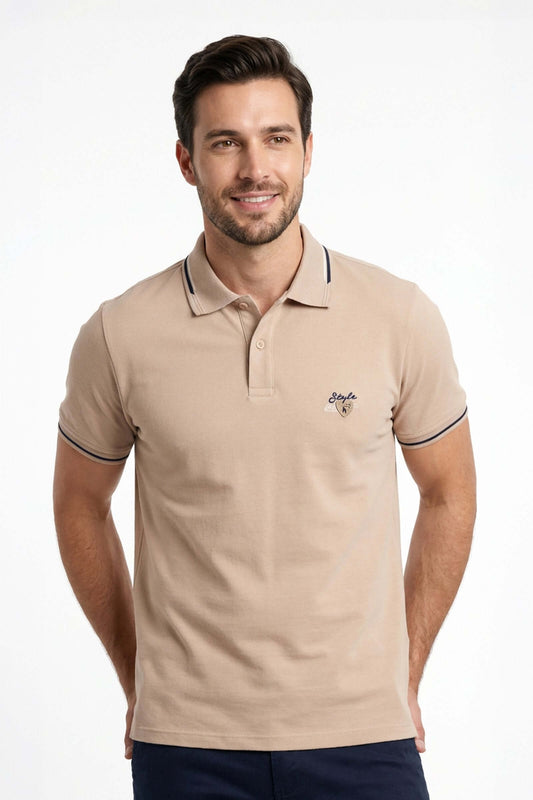 Polo de hombre de moda lucido por modelo sonriendo, color beige con detalles en el cuello.