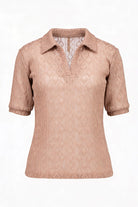 Blusa de dama moda en color beige con diseño de encaje y cuello de solapa.