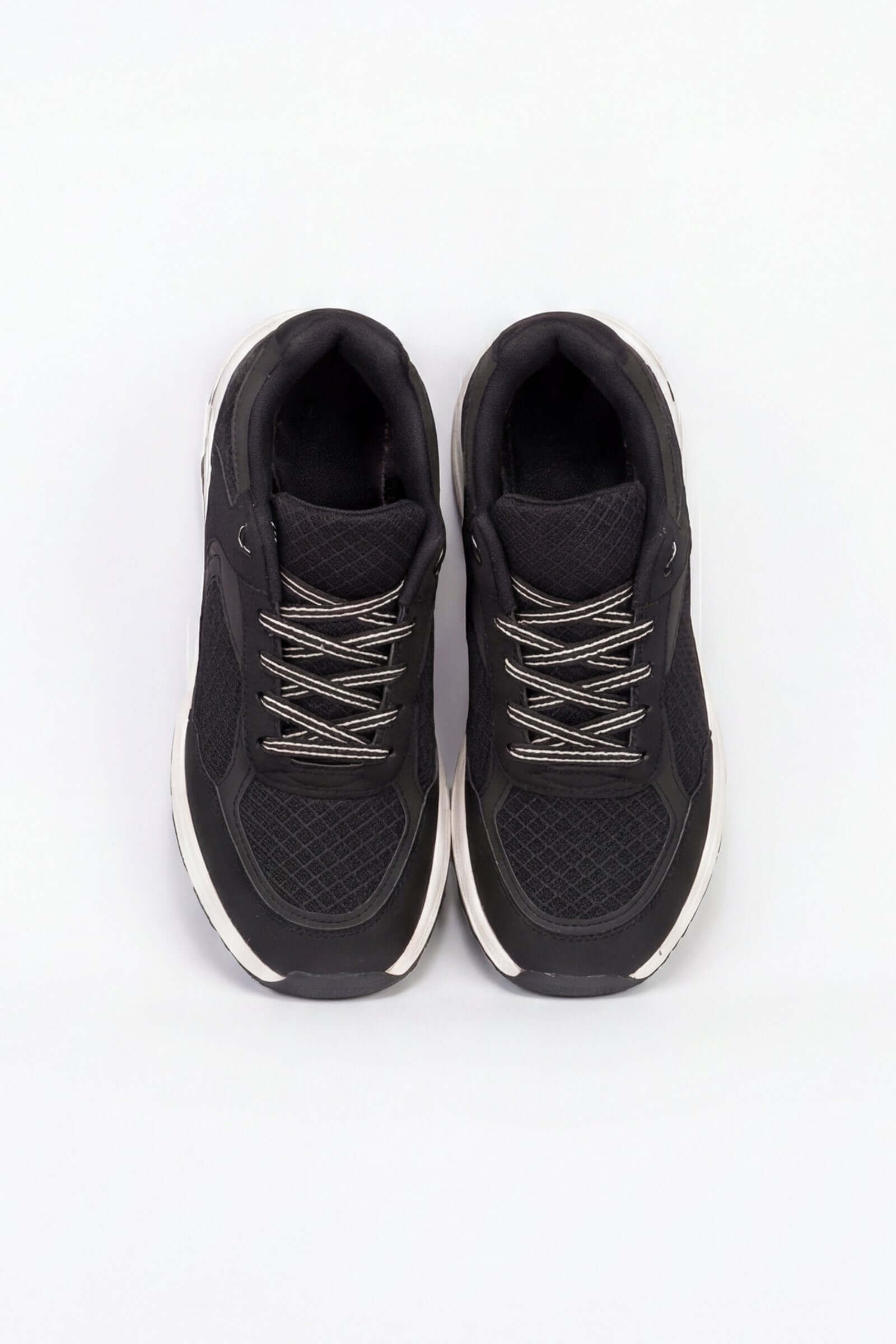 Tenis de dama deportivo en color negro, con detalles en gris y diseño cómodo para actividades deportivas.