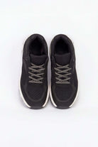 Tenis de dama deportivo en color negro, con detalles en gris y diseño cómodo para actividades deportivas.
