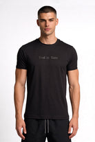 Camiseta de hombre sublimada en color negro con diseño 'Real is Rare' en el pecho.