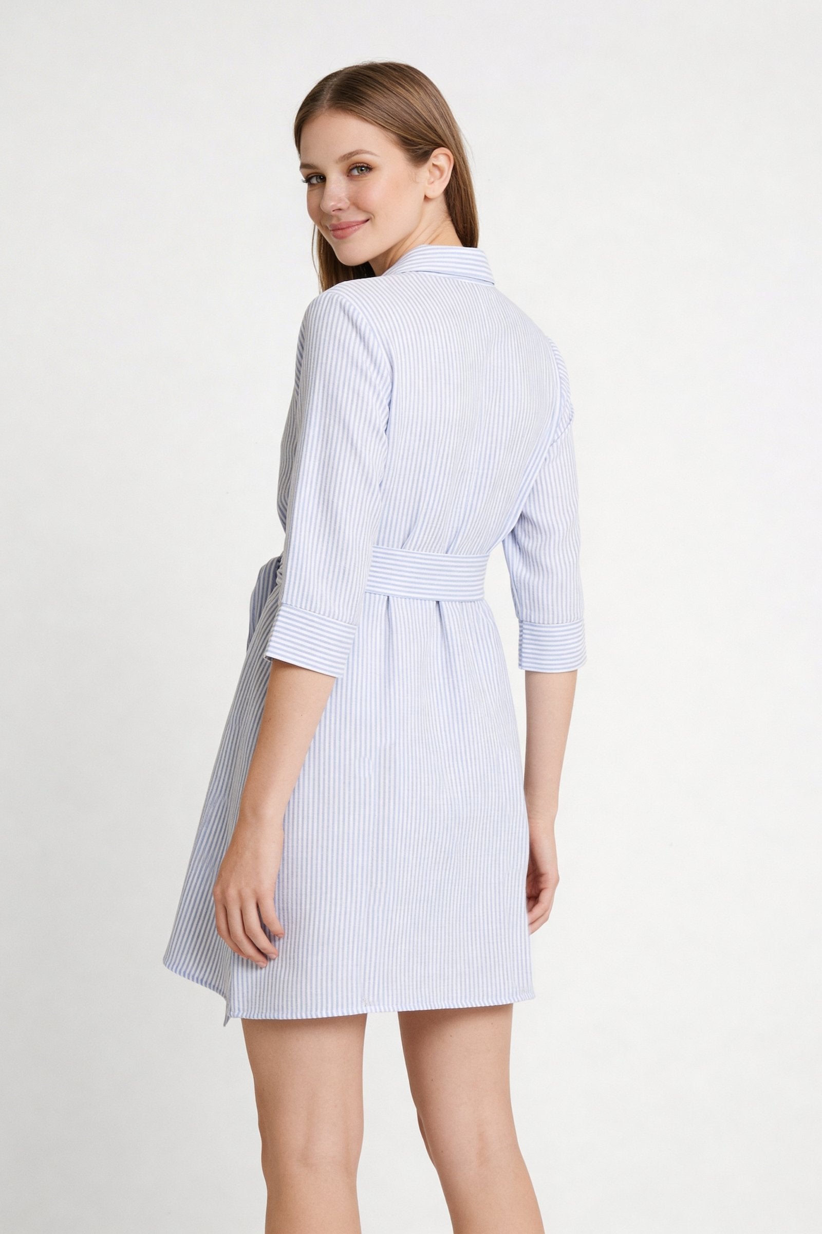 Vestido camisero de dama en color azul con rayas y detalle de cinturón en la cintura.