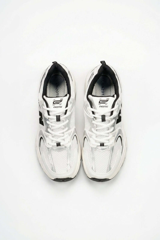 Tenis de hombre deportivo en color blanco y negro, con diseño moderno y ligero.