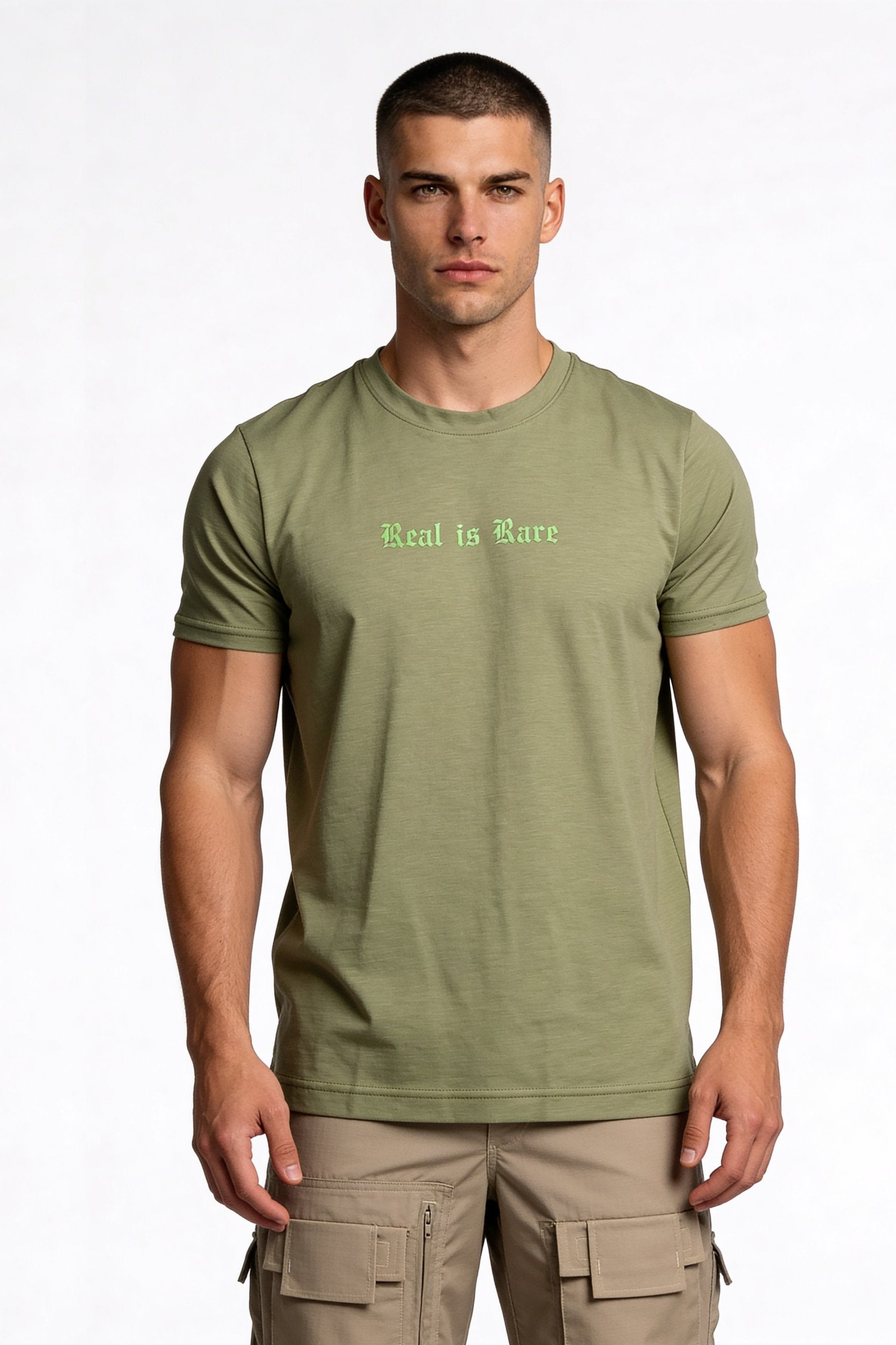 Camiseta de hombre sublimada color verde militar con mensaje 'Real is Rare' en el pecho.