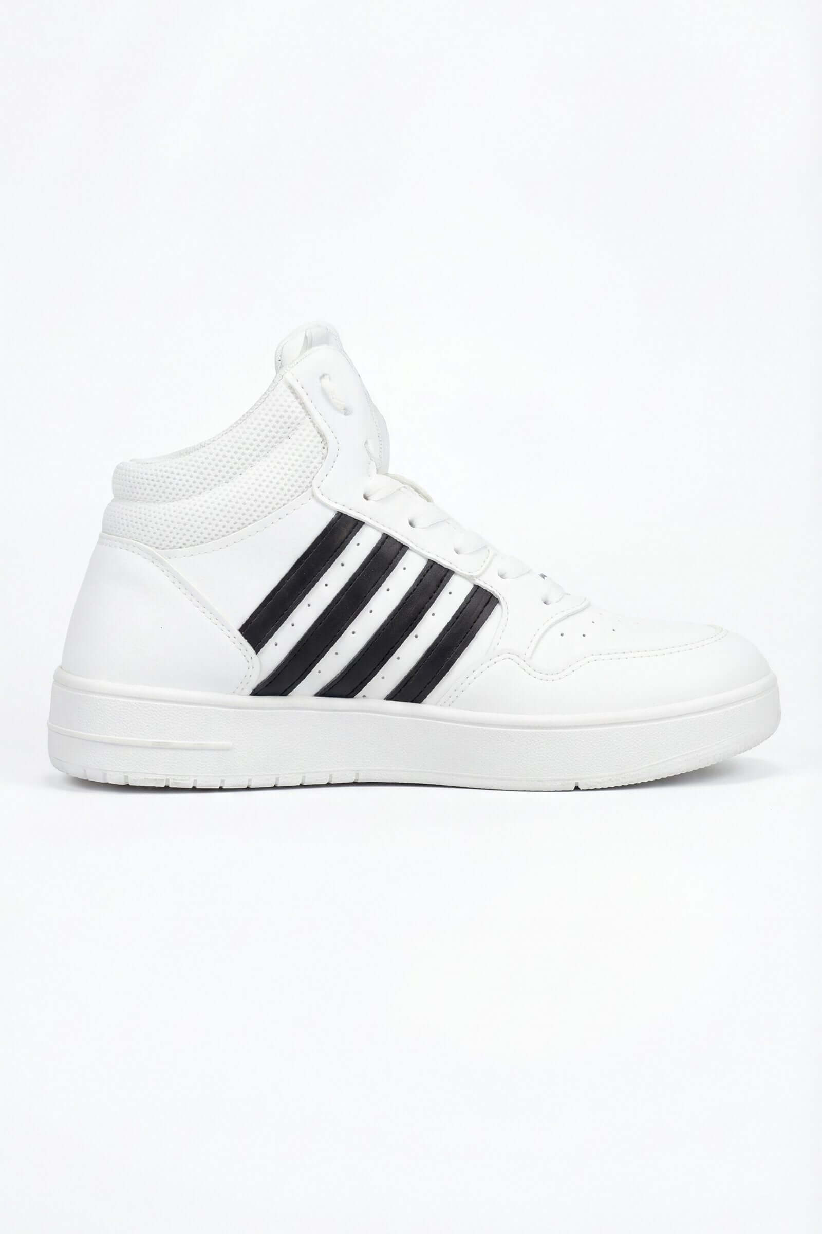 Tenis de dama casual en color blanco con detalles en negro, ideal para uso diario y ocasiones informales.