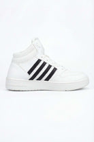 Tenis de dama casual en color blanco con detalles en negro, ideal para uso diario y ocasiones informales.