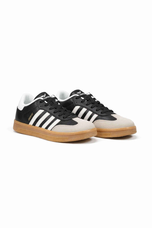 Tenis de hombre casual en negro y blanco con detalles en goma, estilo moderno y versátil.